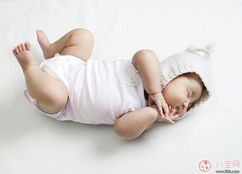 新生儿|宝宝老是蹬腿怎么回事 新生儿为什么喜欢老蹬腿