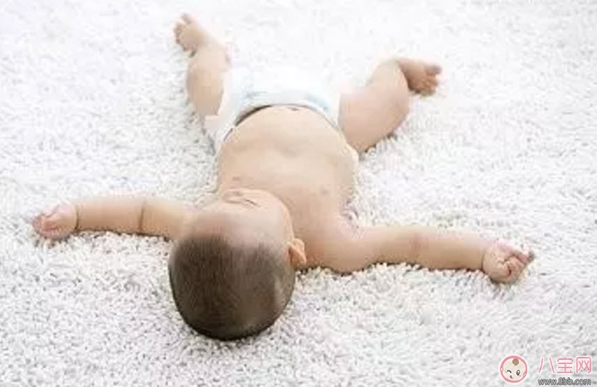新生儿|宝宝老是蹬腿怎么回事 新生儿为什么喜欢老蹬腿