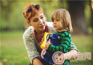 家庭|何洁表示不会再结婚 单亲家庭的孩子成长一定不好吗？