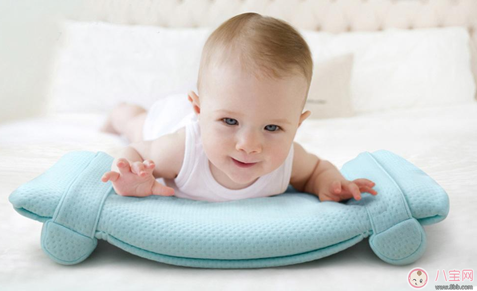 枕头|宝宝睡枕头多大好 什么时候给宝宝睡枕头好
