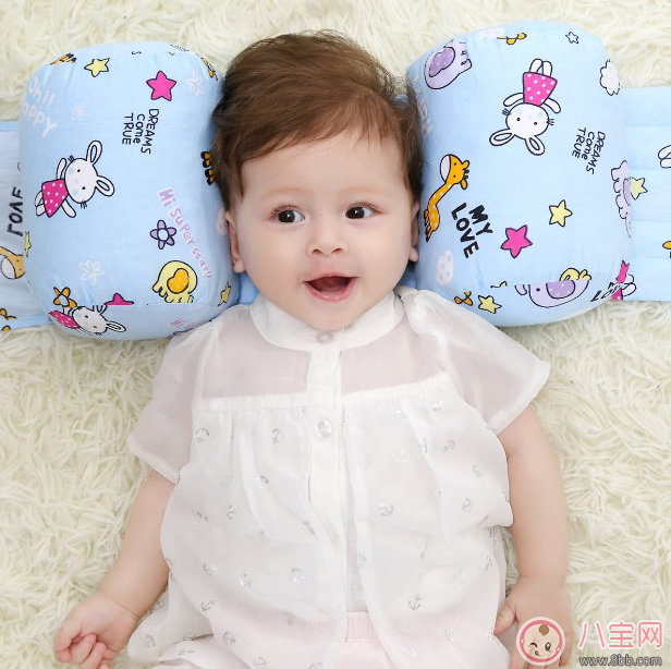 枕头|宝宝睡枕头多大好 什么时候给宝宝睡枕头好