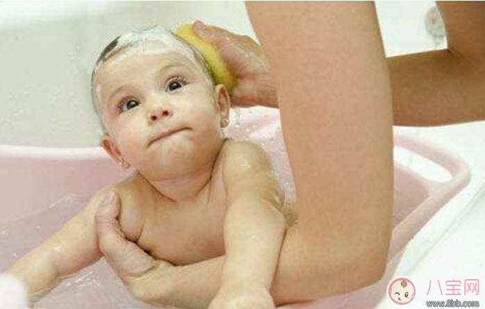 新生儿|新生儿肚脐可以碰水吗 新生儿肚脐没长好碰水了怎么办