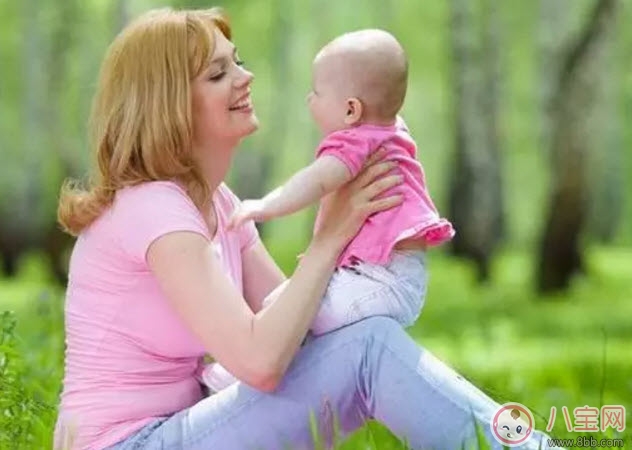 宝宝|怎样竖抱宝宝 新生儿宝宝竖抱的正确姿势图解