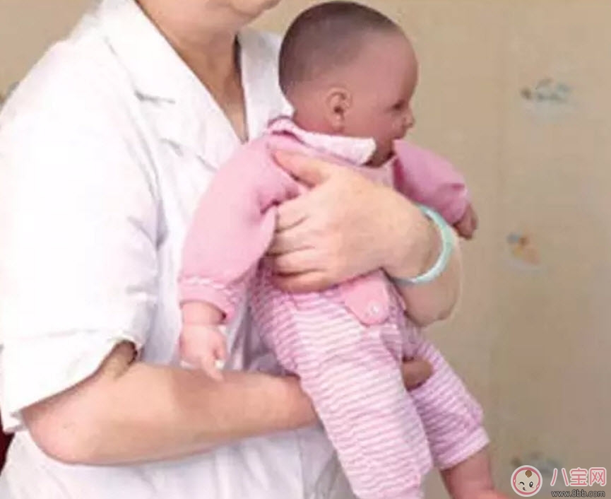 宝宝|怎样竖抱宝宝 新生儿宝宝竖抱的正确姿势图解