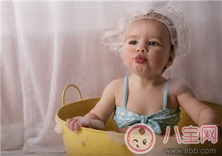 婴幼儿|秋天天凉宝宝不爱洗澡怎么办