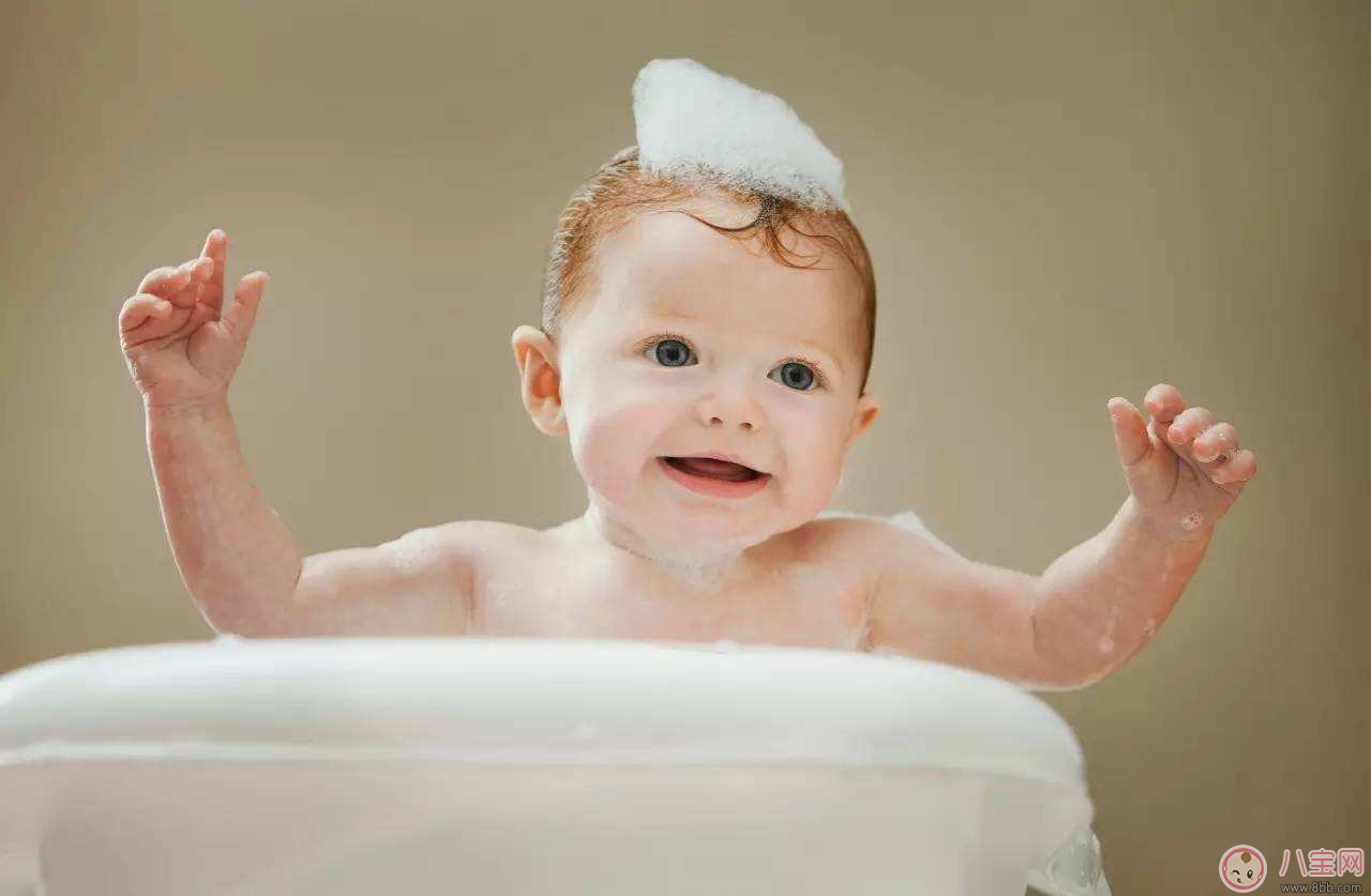 婴幼儿|秋天天凉宝宝不爱洗澡怎么办