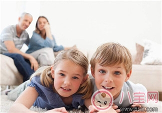 行为|家里有小小电子产品迷 如何管教孩子玩手机