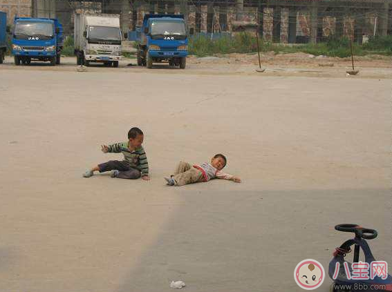 满地打滚|不顺着孩子他就撒泼 孩子胡搅蛮缠怎么办