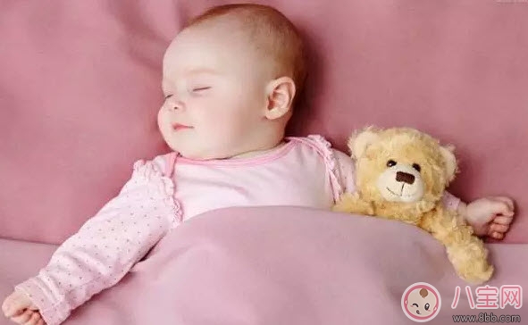 撞头|六个月的宝宝头撞了有没有问题 宝宝喜欢反复撞头是什么原因