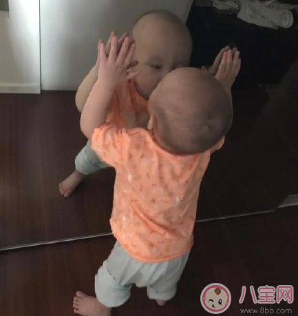 照镜子|宝宝喜欢照镜子好处多多 宝宝喜欢镜子原因揭晓