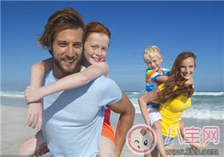 出行|汪涵爱妻杨乐乐牵3岁小沐沐出行 国庆节出行小心孩子安全隐患