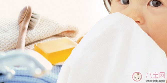洗脸|湿巾可以给宝宝用来洗脸吗 宝宝早上用湿巾洗脸好吗