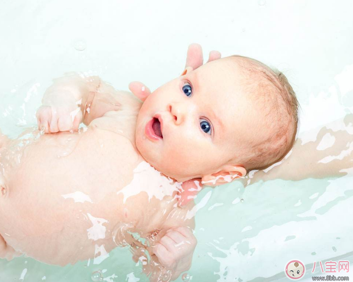 脏|孩子到处爬爬爬身上脏 宝宝洗澡用沐浴露选择方法