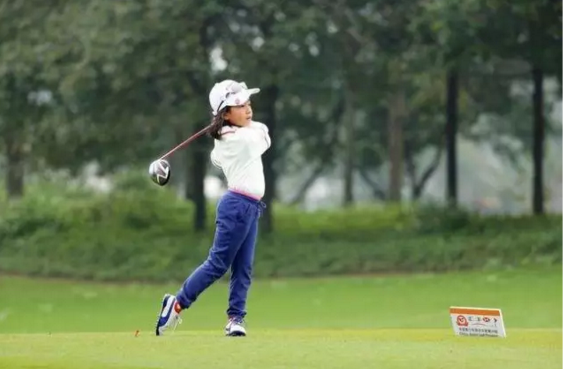 习惯|刘国梁教女儿高尔夫获世界亚军！父母如何成为孩子的榜样