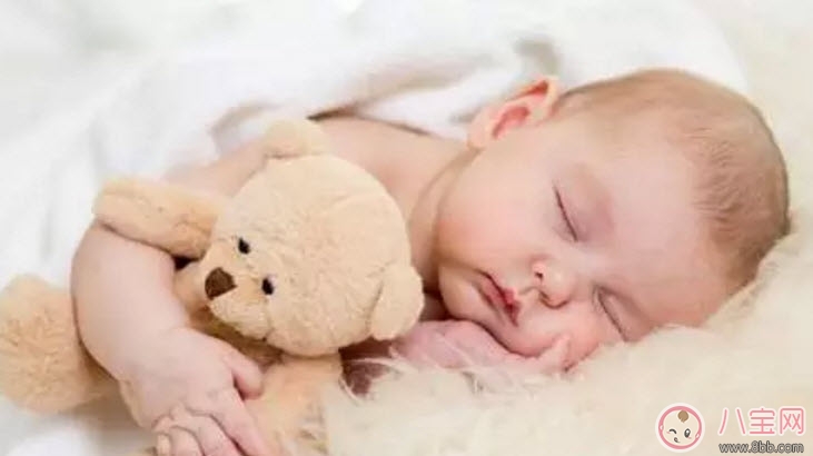 床|宝宝睡小床还是睡大床 宝宝睡小床的好处有哪些