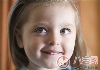 习惯|宝宝爱咬嘴唇的原因 如何纠正宝宝咬嘴唇