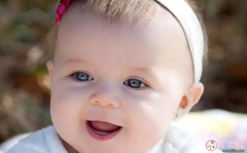 爽身粉|宝宝脖子上有湿疹可以擦爽身粉吗 新生儿脖子湿疹如何护理