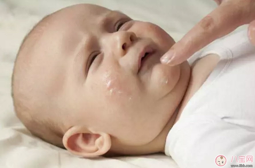 护肤|秋天如何给宝宝护理皮肤 宝宝要不要用护肤品(如何挑选宝宝护肤品)