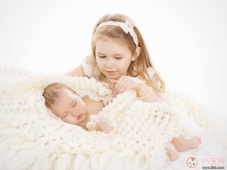 老人|孩子睡觉千万不要跟着老人睡 孩子睡觉这么做才是最好