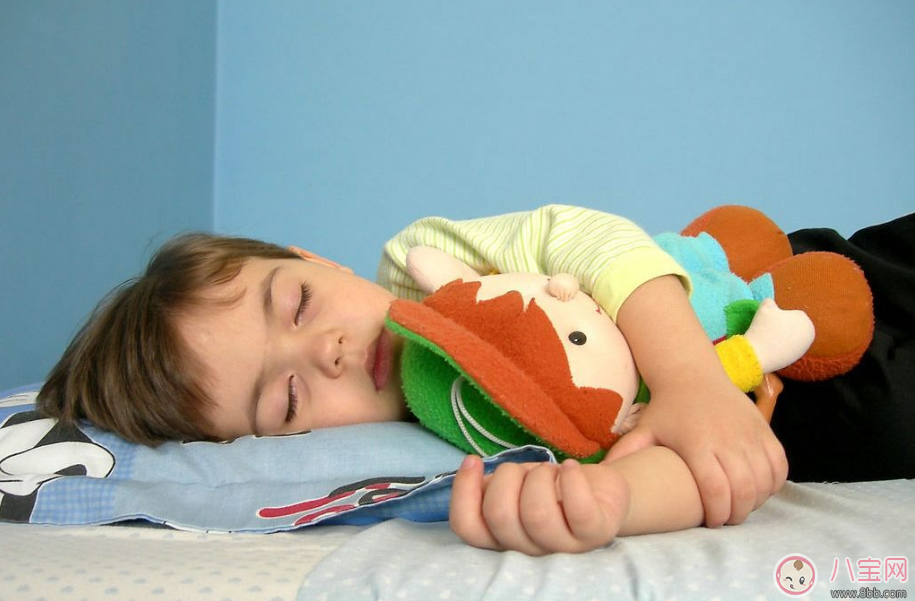 老人|孩子睡觉千万不要跟着老人睡 孩子睡觉这么做才是最好