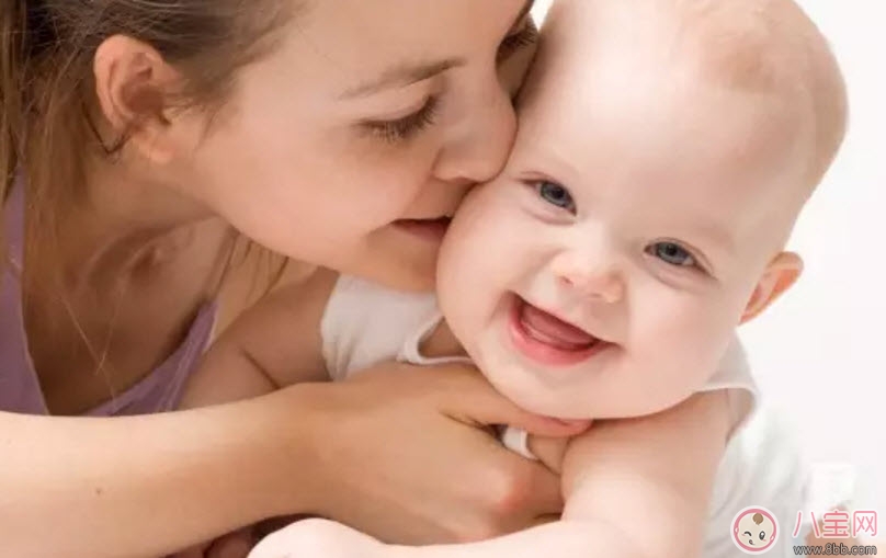 睡觉|宝宝睡觉要不要叫醒吃奶 晚上新生儿要叫醒喂奶吗