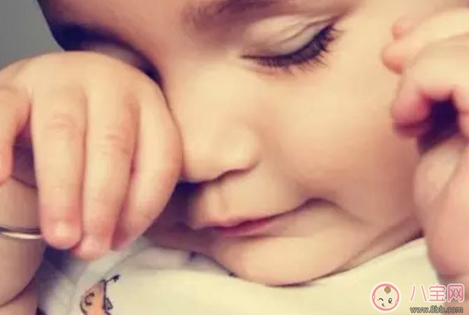 宝宝|宝宝突然频繁眨眼睛是怎么回事 宝宝最近频繁用力眨眼睛是什么原因