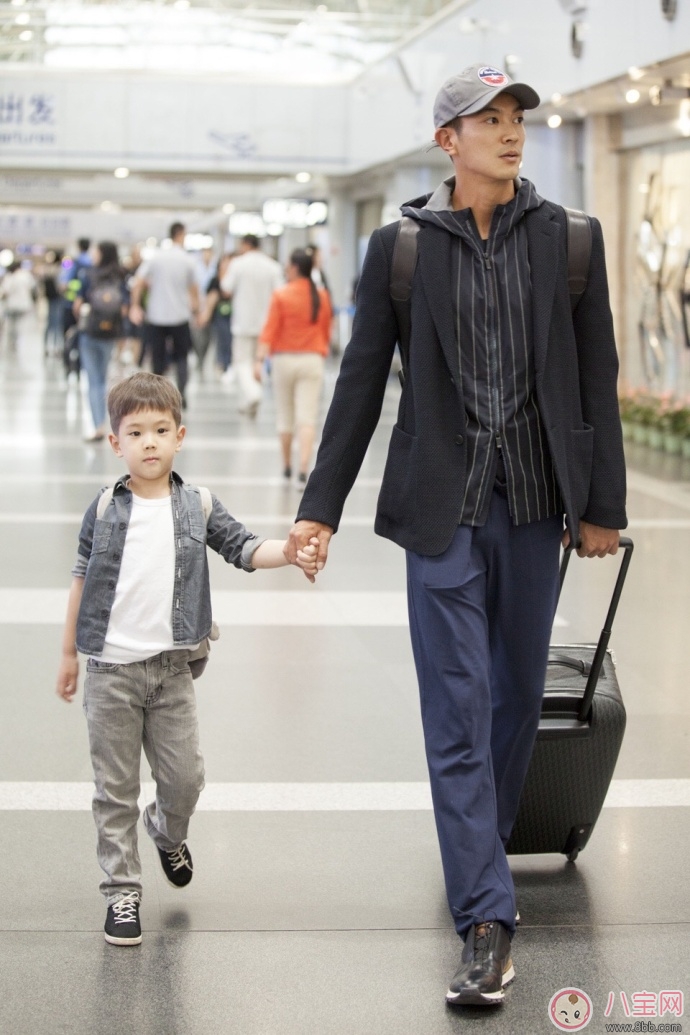 杜江|爸爸去哪儿停播,没有的事 杜江和嗯哼现身机场