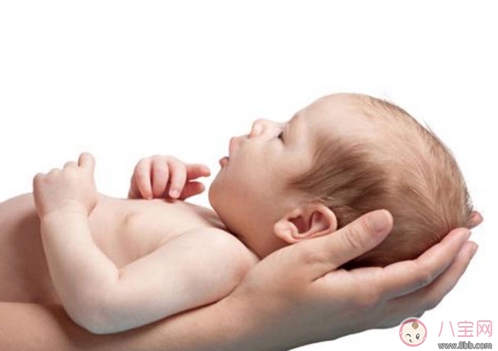 宝宝|第一个抱孩子的人会影响孩子性格吗 孩子出生第一个该谁抱