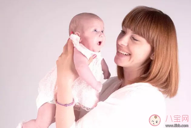 新生儿|新生儿一天最多抱多久 三个月之内的宝宝每天抱多久合适