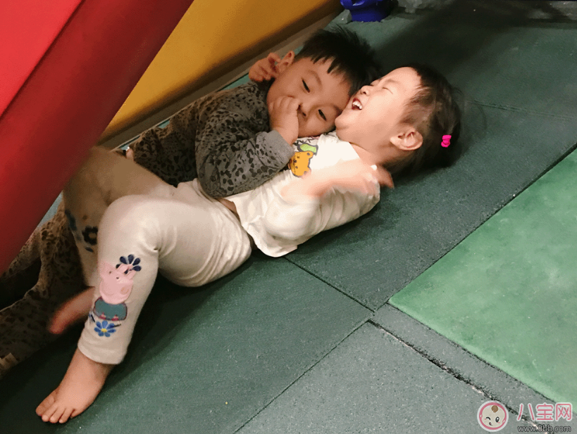 打架|两个孩子打架怎么做才正确 放手有时候比冲上去劝更好