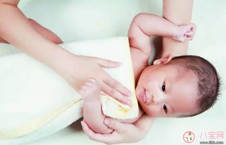 秋季|秋天怎么给宝宝洗澡不着凉 宝宝洗澡不着凉小窍门有哪些