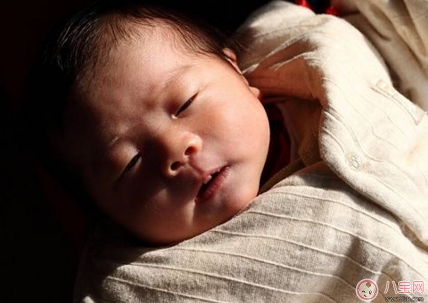 新生儿|晒太阳能帮助孩子退黄疸吗 新生儿晒太阳退注黄疸意事项。