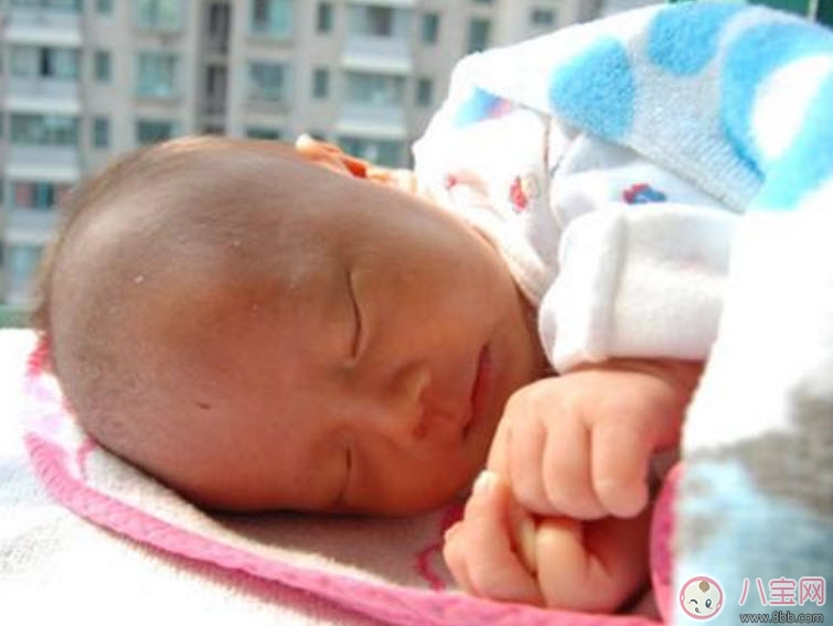 新生儿|晒太阳能帮助孩子退黄疸吗 新生儿晒太阳退注黄疸意事项。