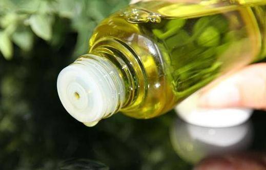 夏天卸妆用卸妆膏还是卸妆油好？夏天卸妆膏能不能放冰箱里