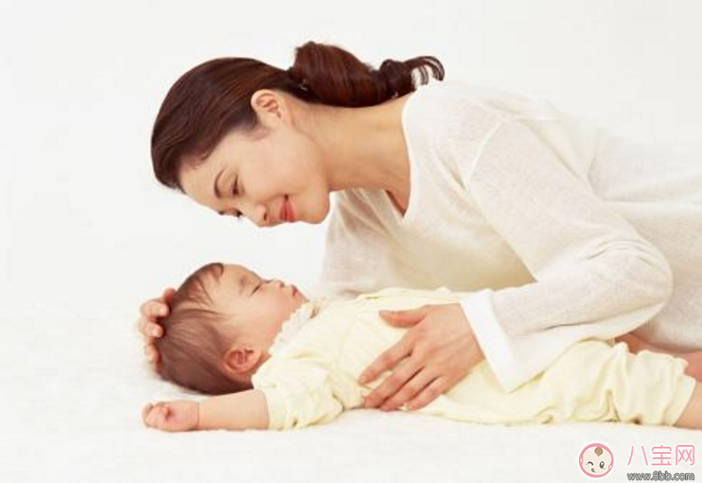 睡觉|哄孩子睡觉一放下秒醒 妈妈被孩子的吵闹吵得实在太累