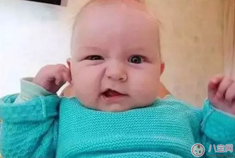 耳朵|宝宝喜欢摸自己耳朵是怎么回事 四个月宝宝经常用手抓耳什么原因