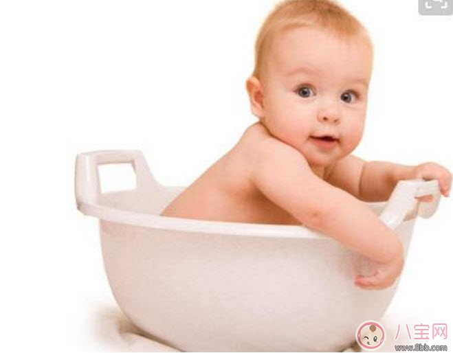 耳朵|宝宝喜欢摸自己耳朵是怎么回事 四个月宝宝经常用手抓耳什么原因