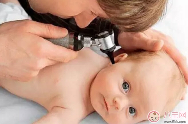 耳朵|宝宝喜欢摸自己耳朵是怎么回事 四个月宝宝经常用手抓耳什么原因