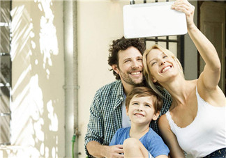 娱乐|陈浩民老婆一次抱三娃拍照 当妈后有哪些变化？