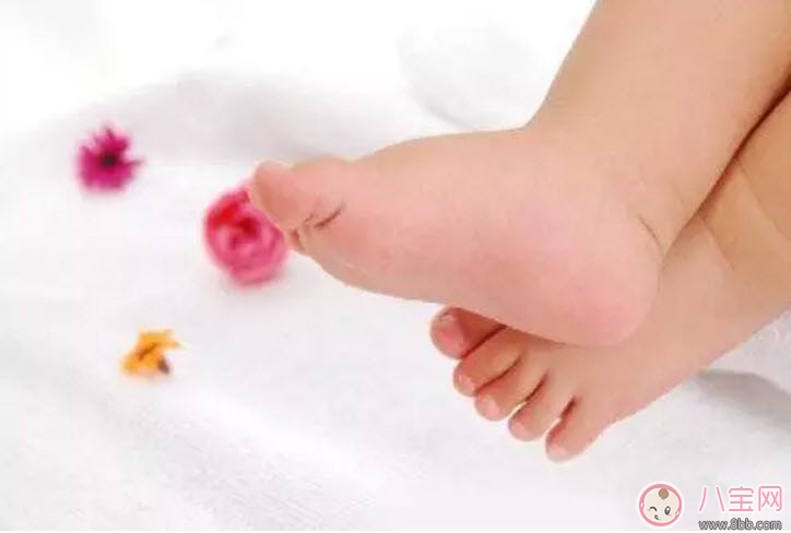 宝宝|秋天宝宝热水泡脚好吗 宝宝热水泡脚会变成扁平足