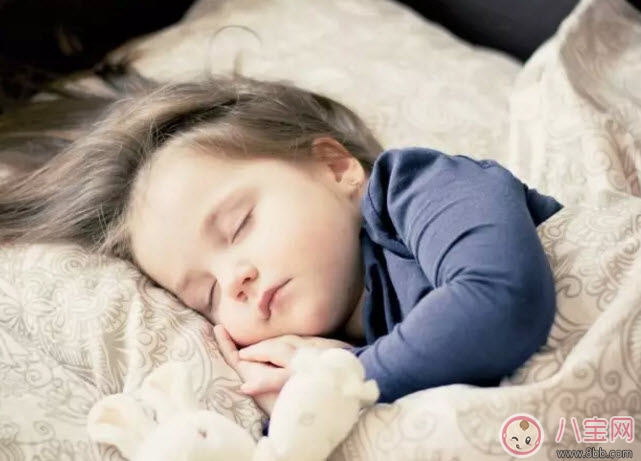 睡觉|新生儿睡觉能开夜灯吗 新生儿睡觉开夜灯好吗