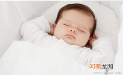 新生儿该不该用枕头？