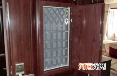 防盗门通风窗在上面好还是下面好