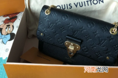 让男朋友买2万的包过分吗