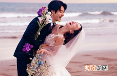 伴娘披头发还是扎头发