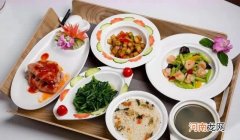 坐月子应该多吃什么食物 月子里哪些食物尽量不吃