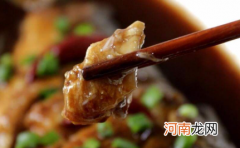 红烧鱼上面浇的红色的是什么