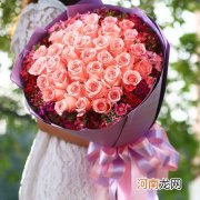 33朵不同颜色玫瑰代表的含义 33朵粉玫瑰代表什么意思