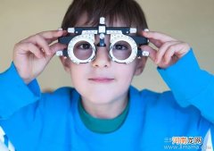 别急着给孩子配眼镜