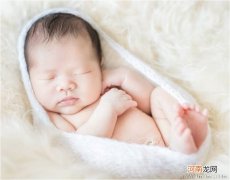 婴儿用手抓脸是哪不舒服吗